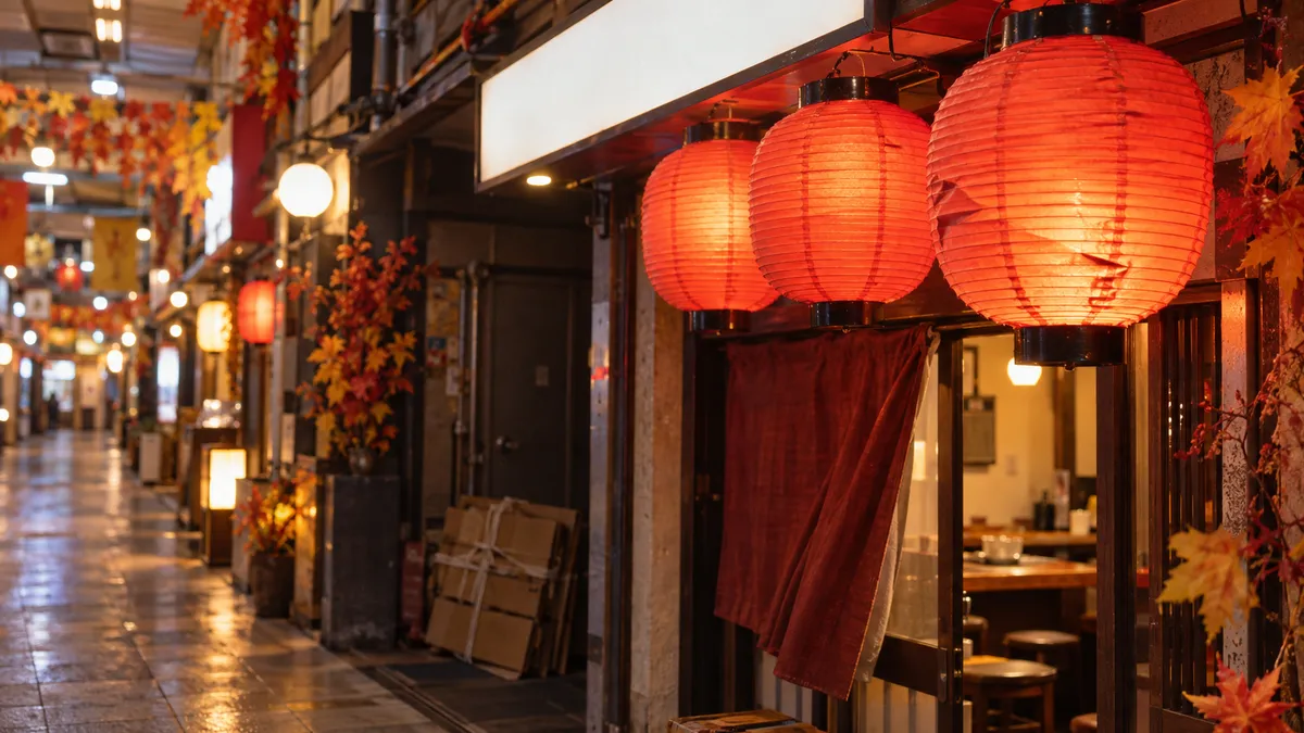 赤い提灯が三つ下がる店の入口