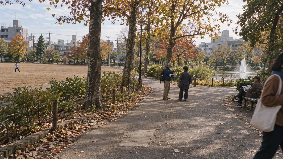 広い園路から見た大きな公園