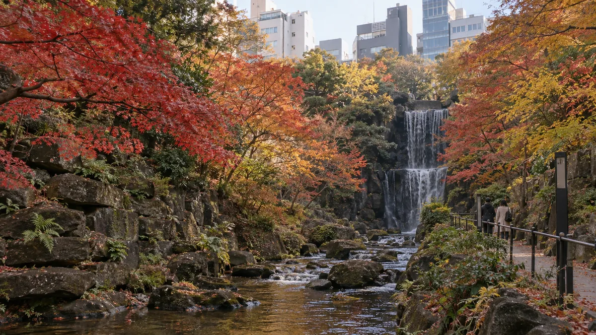 公園の地面より低いところに切られた細い谷