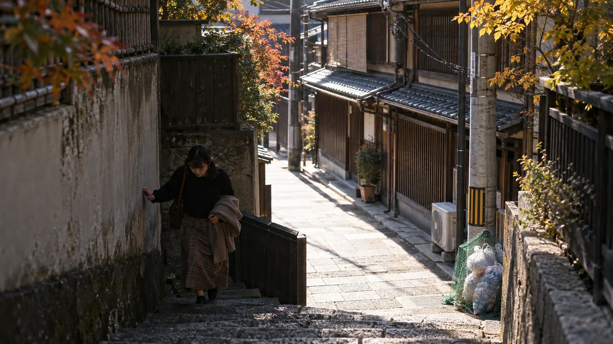 塀にはさまれた細い坂道