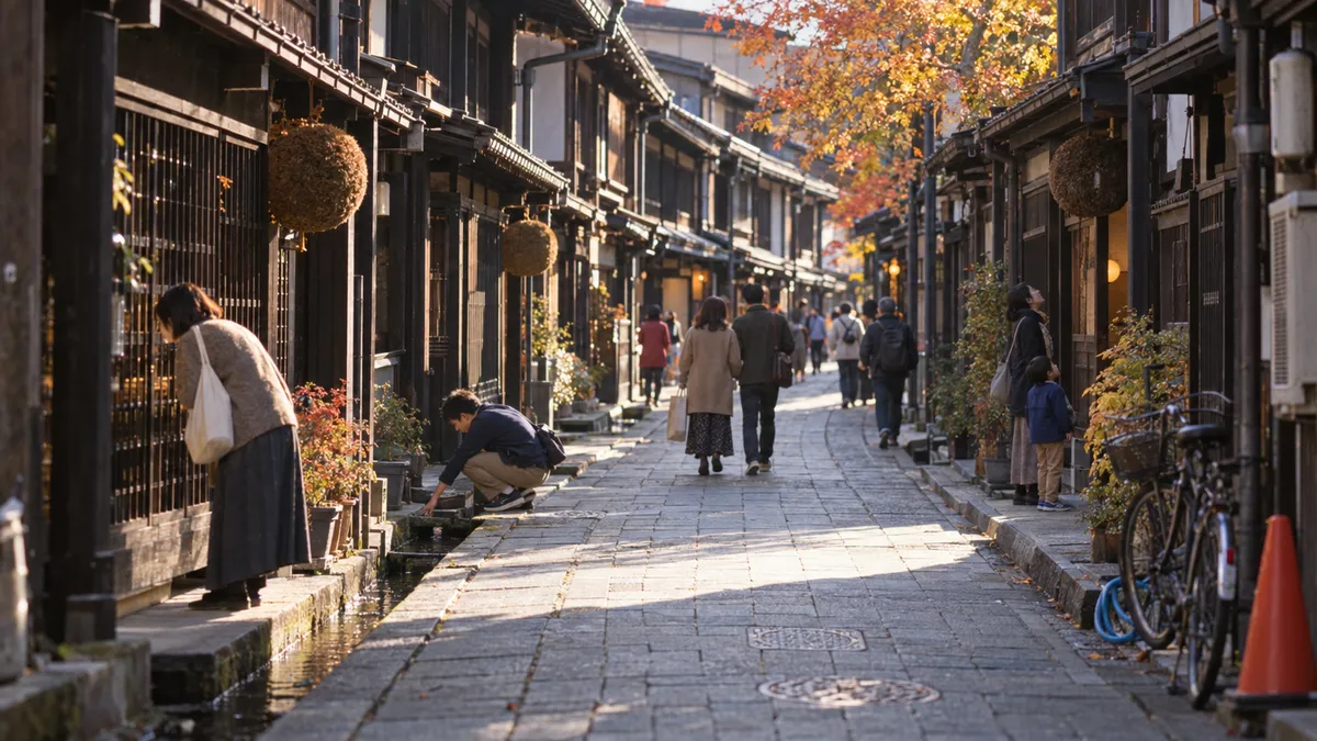 格子戸の家が続く石畳の通り