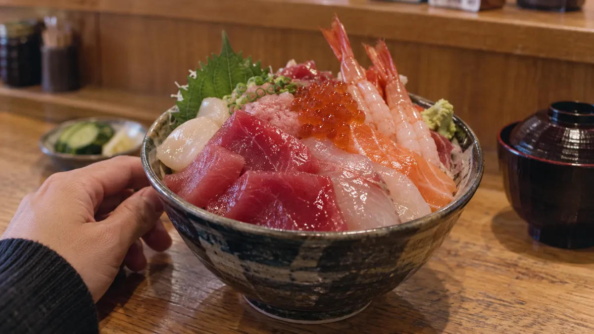 厚い陶の丼が縁まで盛り上がっている