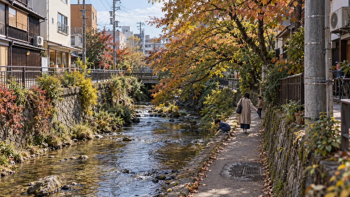 車道より一段下がった、石積みの水路沿いの細い道