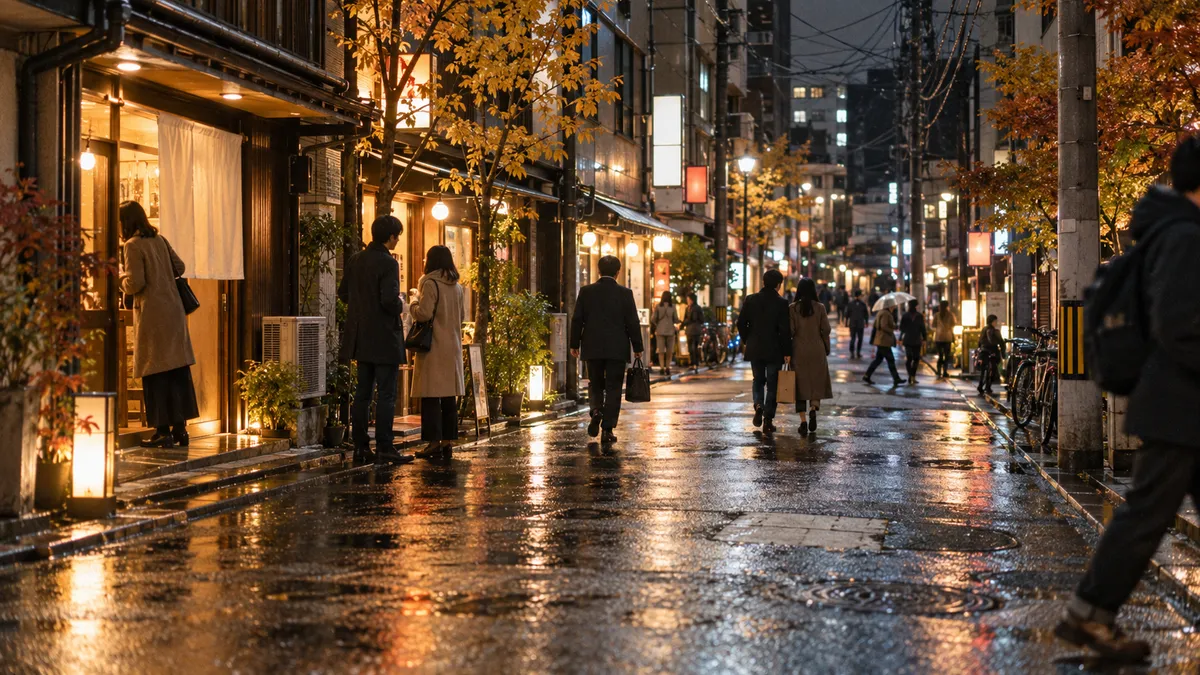 雨上がりの夜の通り