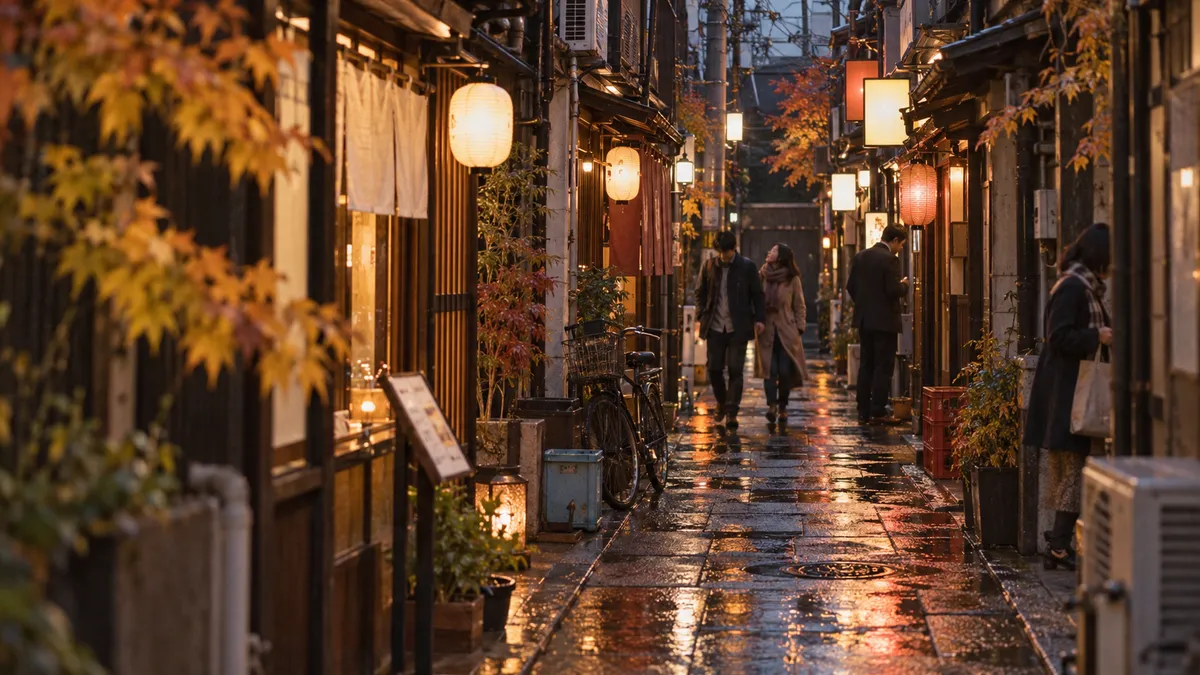 雨上がりの細い路地