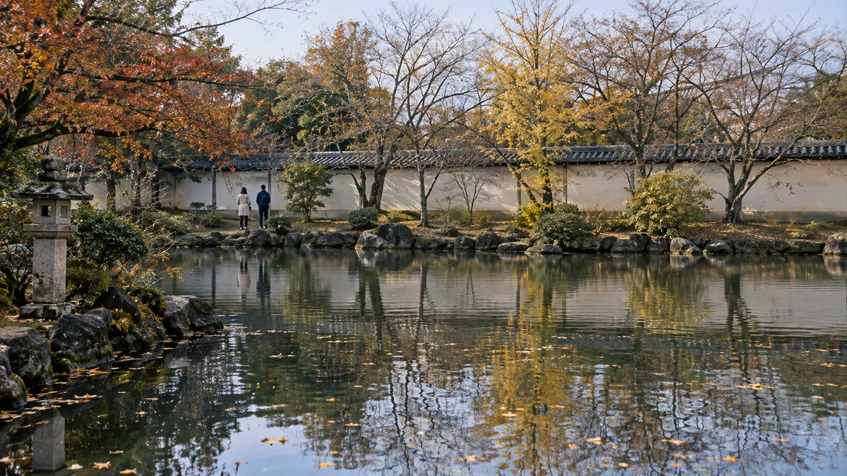 塀に囲まれた境内の池のきわ
