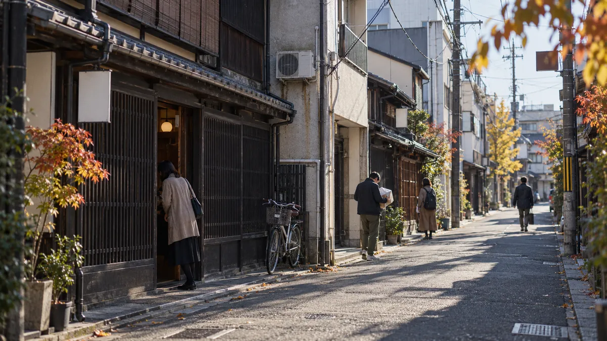 大きな通りの一本南の裏通りを、奥まで見通す