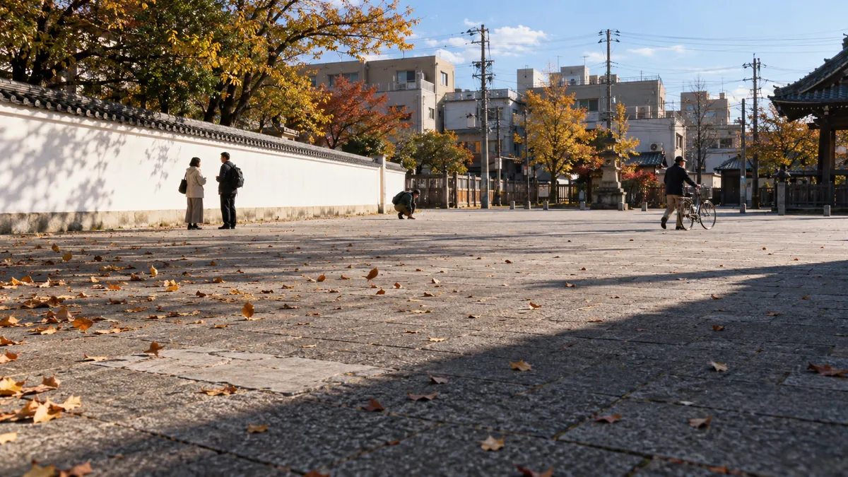 街のまんなかの開けた境内