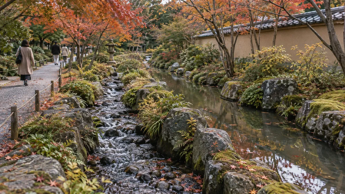 庭を抜ける細い流れと、脇の砂利道