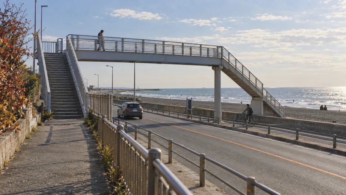 海沿いの道をまたぐ鉄の歩道橋
