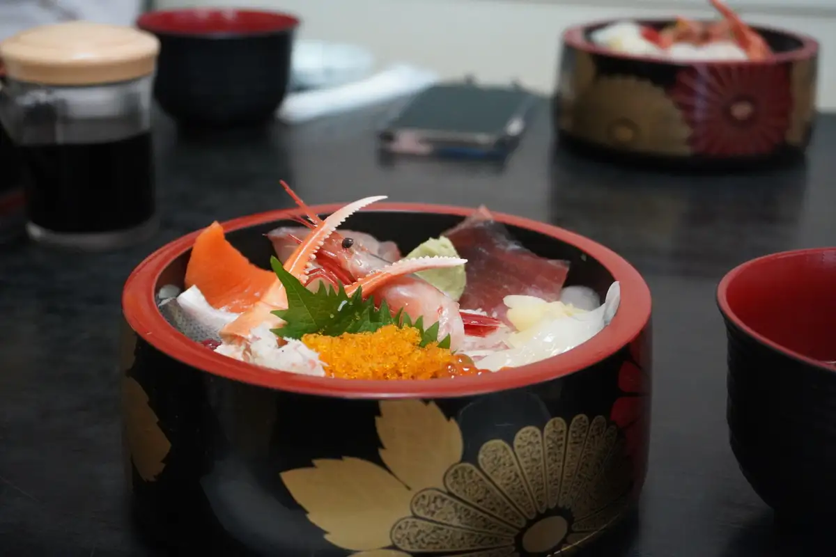 器に盛られた海鮮丼