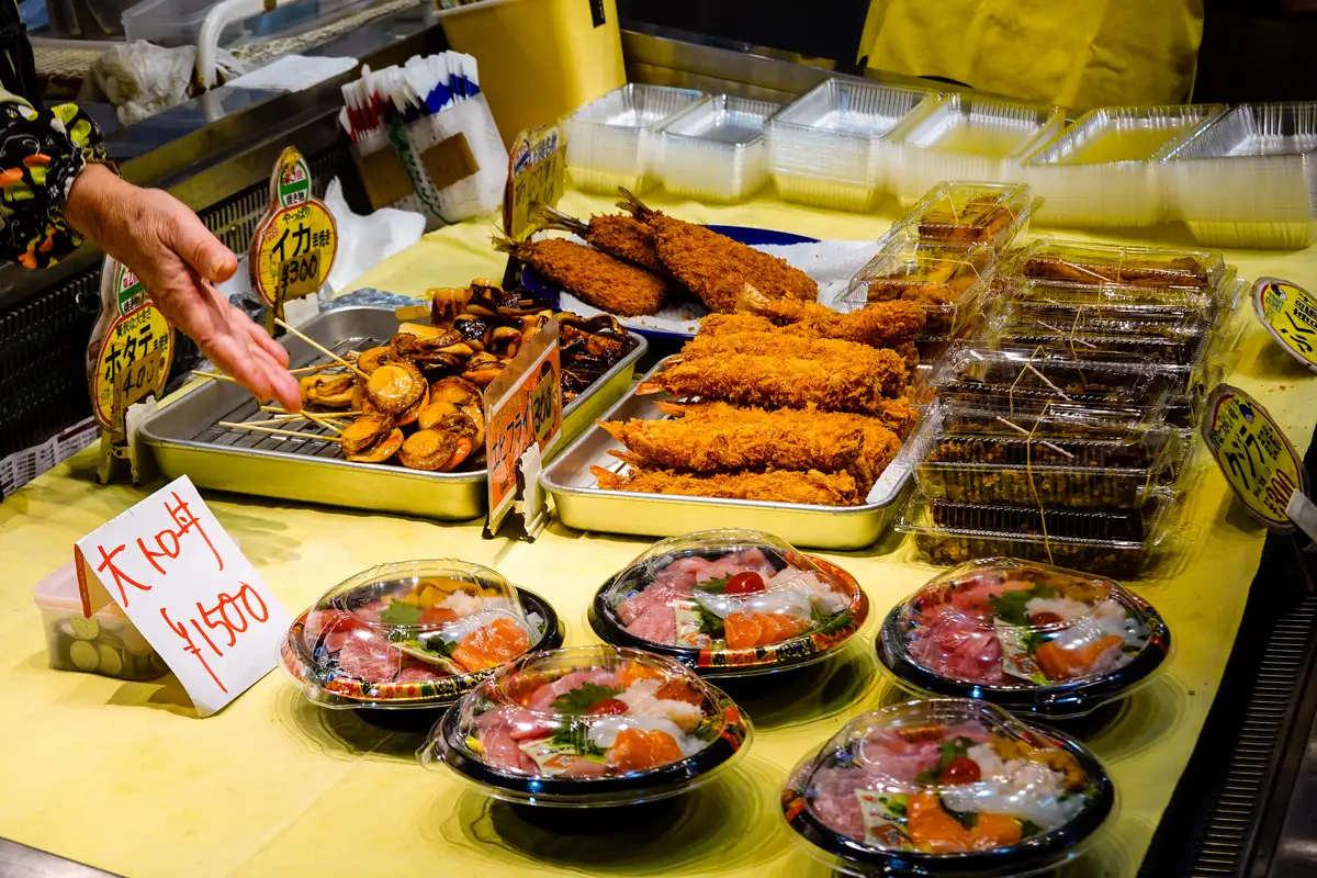 市場に並ぶ地元の総菜と鮮魚