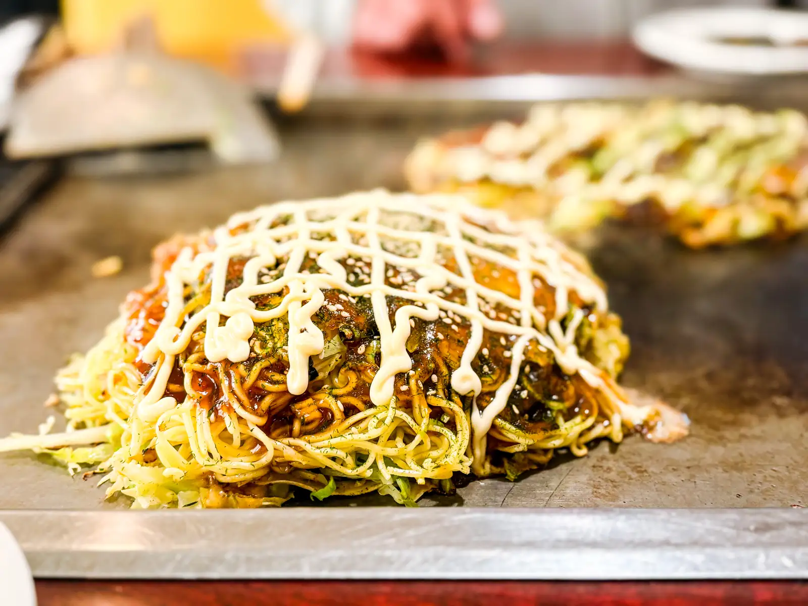 鉄板の上のお好み焼き